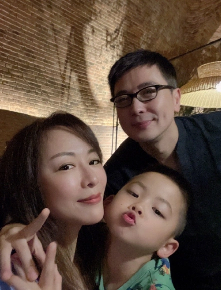 保剑锋一家三口出游,6岁儿子暴风长高,老婆腰身变粗孕味足_何珈