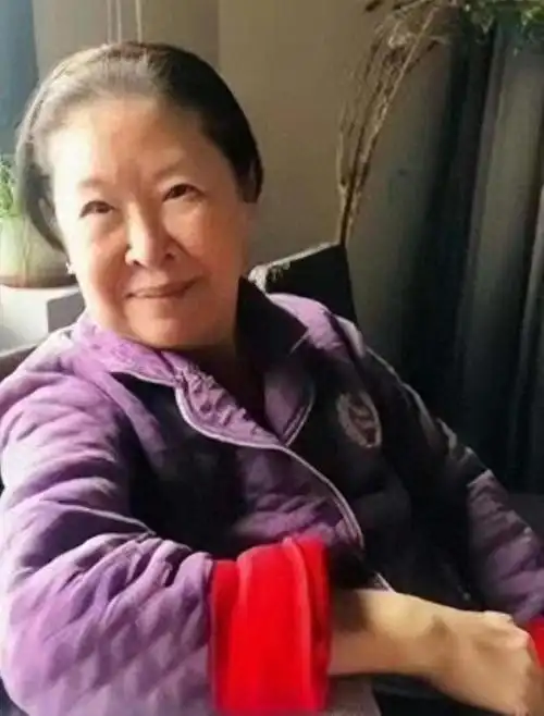 费翔的妈妈毕丽娜历经战乱离婚女儿患癌高龄归来依然矍铄