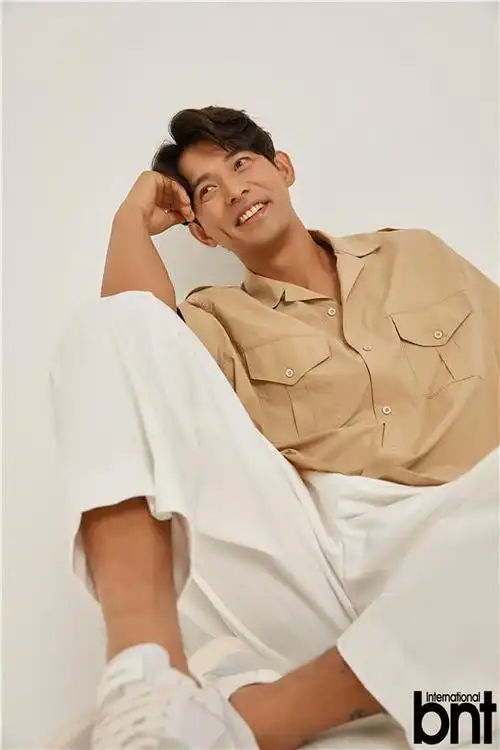 演员吴智昊拍摄 bnt 写真 幽默风趣诠释时尚个人魅力