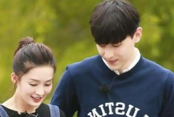 不少看到恋情传闻消息的网友们也都纷纷表示邓伦和李沁很般配.