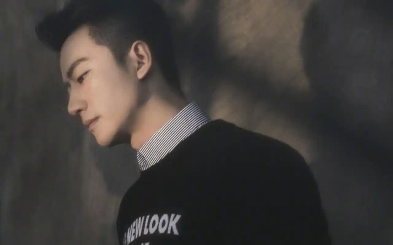 黄轩儒雅帅气写真图片桌面壁纸