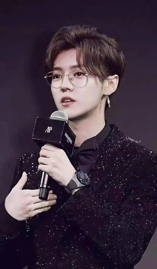 金丝边眼镜加精致五官的鹿晗,斯文儒雅的气质真的太让人心动了!