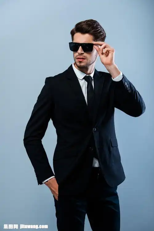 戴墨镜的西装模特