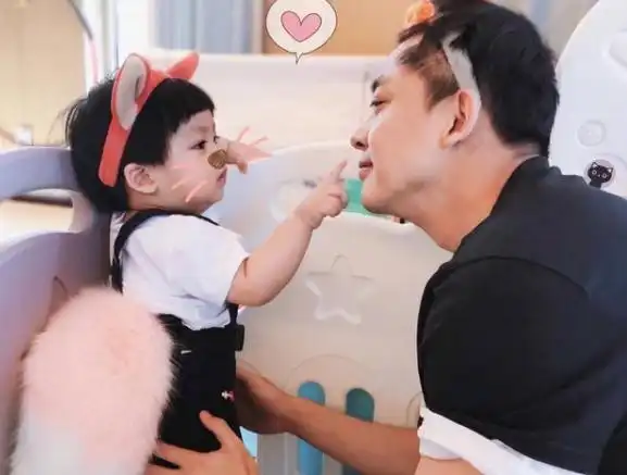 姜潮孩子的"漫画眼"酷酷地,高颜值,网友:期待长大!