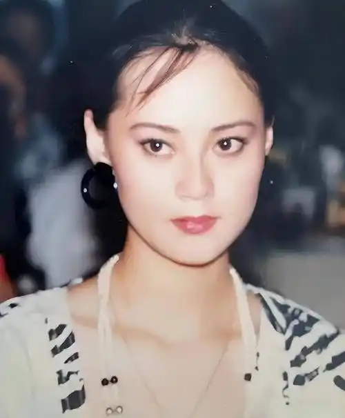 大宋佳是山东青岛人,出生于上世纪60年代的一个很富有的家庭.