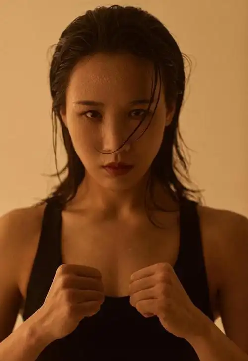 她从13岁起进入塔沟武校,19岁拿到了全国武术散打比赛48公斤级冠军