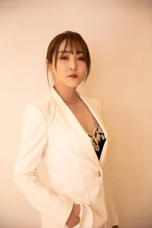 高姝瑶亮相时尚盛典又美又飒大秀天鹅颈