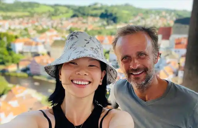 国际超模吕燕近照曝光携丈夫儿子度假皮肤松弛肚子两侧有赘肉