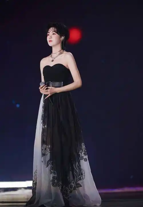 歌手郁可唯穿搭这么性感?