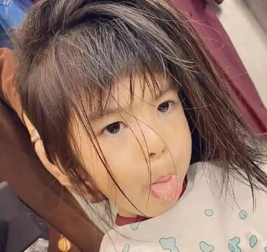 波妞吃东西显调皮,为上镜不管场合,咘咘却乖巧听话不闹事