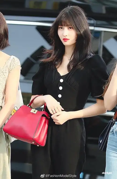 twice momo平井桃 机场私服搭配cr:logomomo好适合黑色的公主切