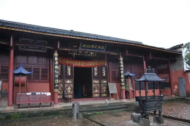 留侯家庙龙虎山地区在道教兴盛时,先后建有十大道宫,八十一座道观,五