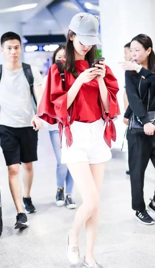 陈都灵私服穿搭好的清纯喇叭袖上衣配短裤奶白美腿好撩人