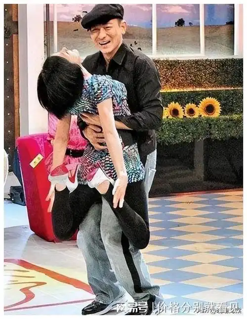 除了刘德华,大家心里的男神吴彦祖更是直接被小s当众强吻了.