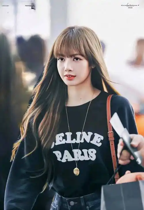 black pink女团成员lisa官宣参加疯马秀表演!_lisa_节目_灯光