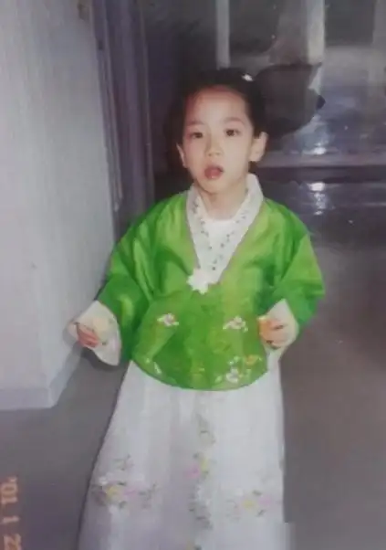 好像这张她小时候穿上韩服的照片,非常之可爱!