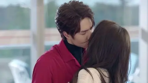 王一博自曝曾强吻女生,并称感觉挺爽的,回味时的表情引争议|陈乔恩