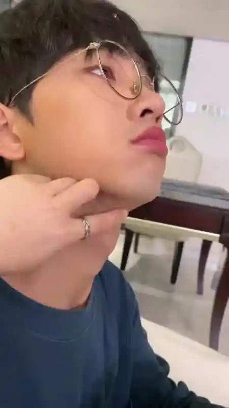 拍了男友的喉结照,怎么能少了女友的锁骨照呢!