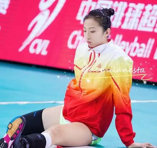 女排丁霞训练照,无惧露底,大秀一字马,网友:还是要注意一点!