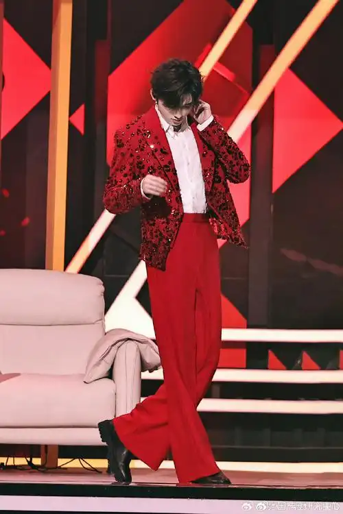 宋亚轩高得好突出#宋亚轩的出现好突然,瞬间眼神得往上看,身材比例太