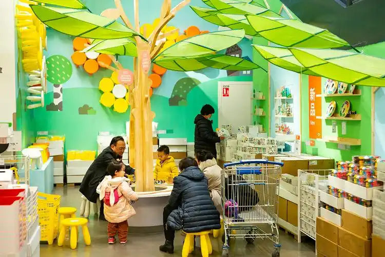 商场里的儿童乐园2021年12月29日济南宜家家居商场儿童玩具区环境布置