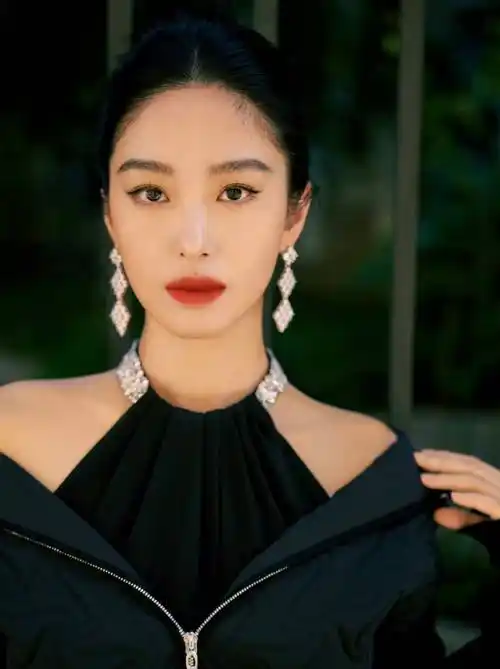 杨采钰大片时尚大气,性感女神