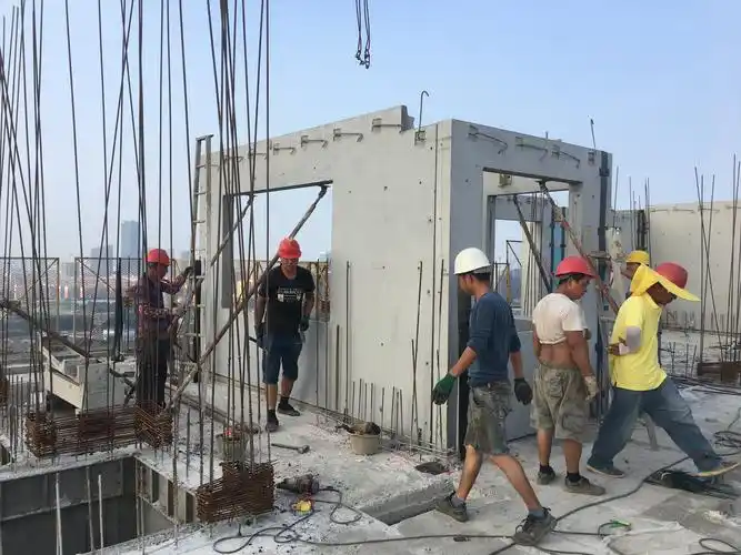 b2#西侧单元29层pc外挂板吊装,东侧单元29层铝模安装