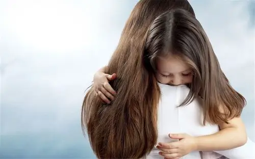 亲密无间母女拥抱温馨图片高清电脑壁纸大全