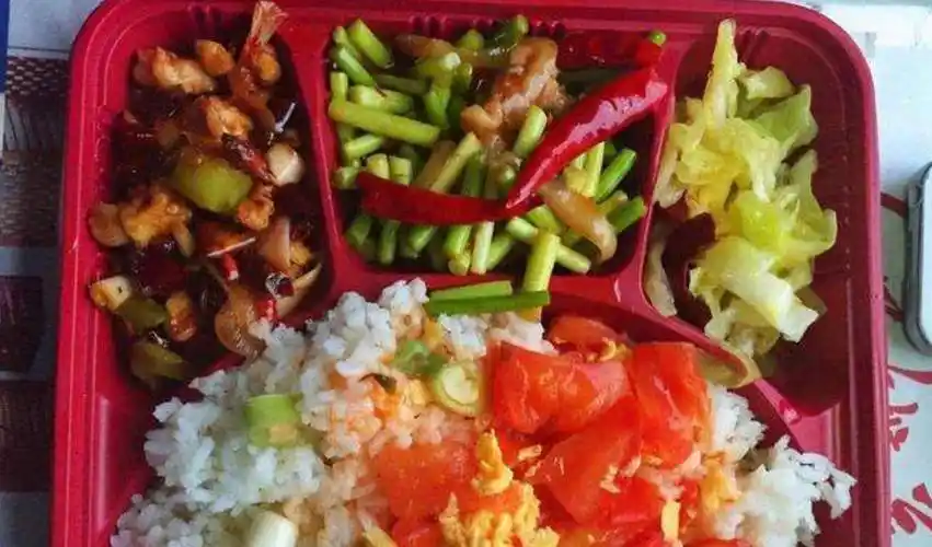 原创火车上有上千乘客为何卖不掉几十份盒饭内行人道明真相