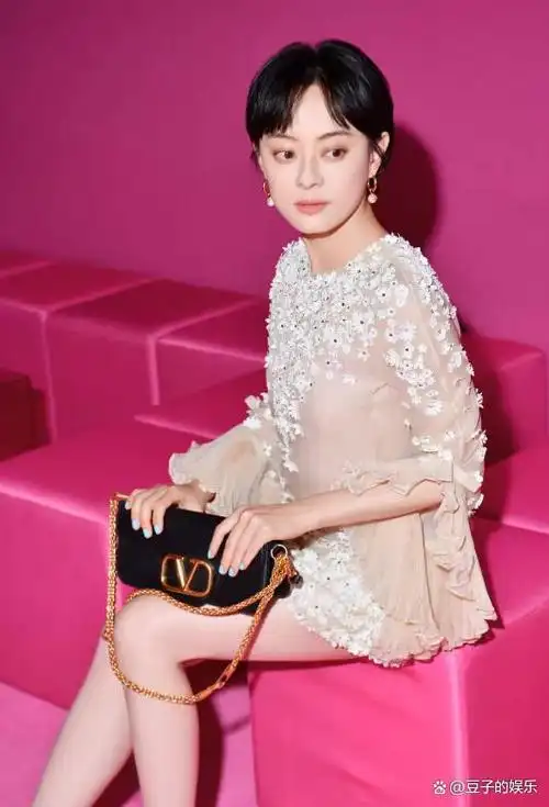 孙俪,中国著名女演员,一直以其独特的时尚品味和非凡的演技著称.