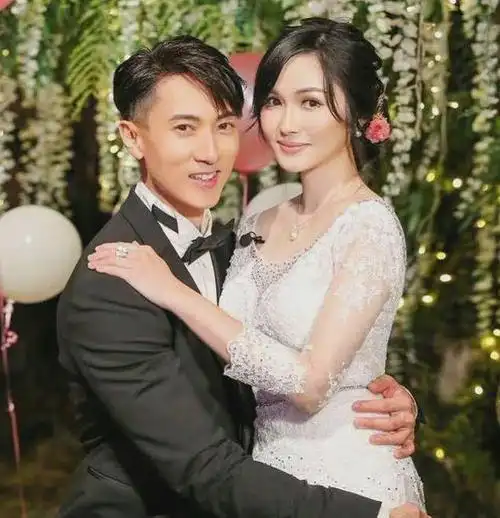 吴尊晒与妻子早年合影隐婚到现在25年仍然很甜蜜真幸福