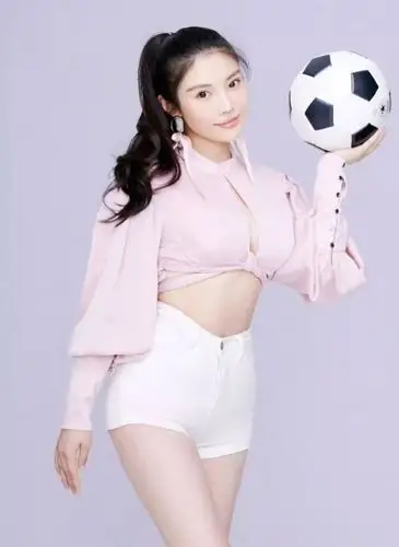 徐冬冬踢足球打一四字成语