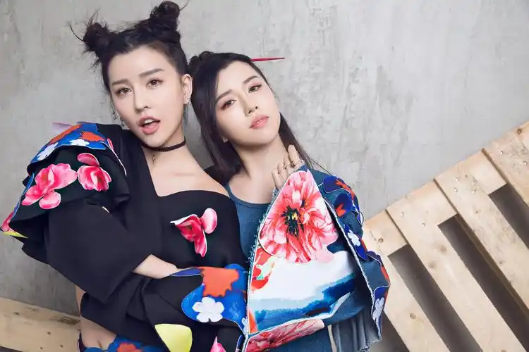 by2桃花舞掀起全国粉丝模仿热潮撩人动作各有千秋