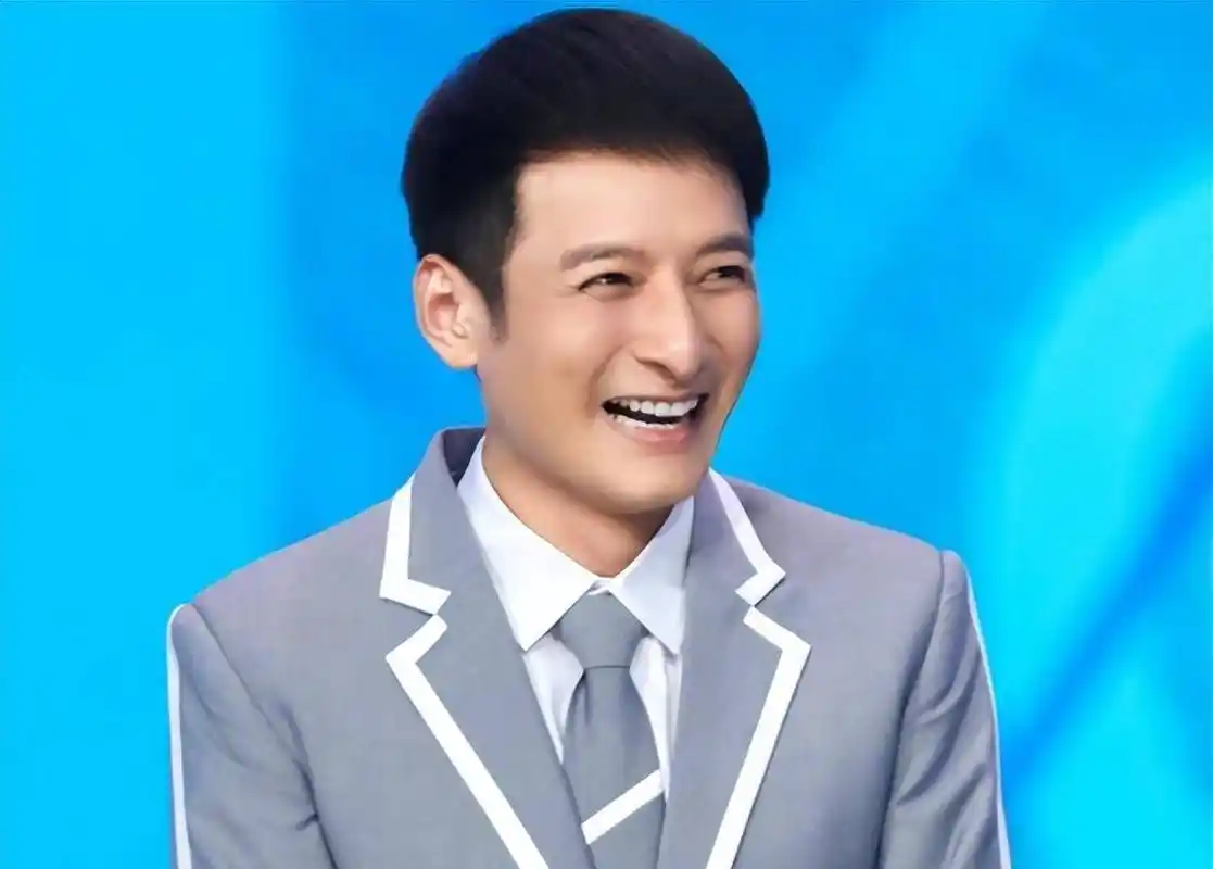 李维嘉久违露面,身穿3700块的t恤很显眼,名字重回湖南卫视官网_照片