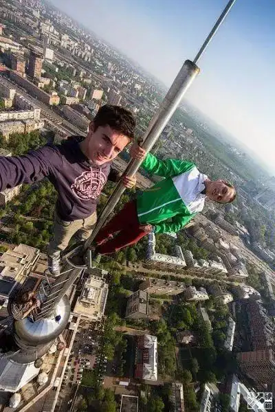 以下图片中极度危险动作,请勿模仿