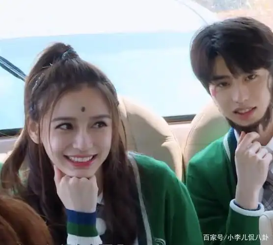 奔跑吧搭乘公交车,baby与蔡徐坤挨着坐,关晓彤就不一样了