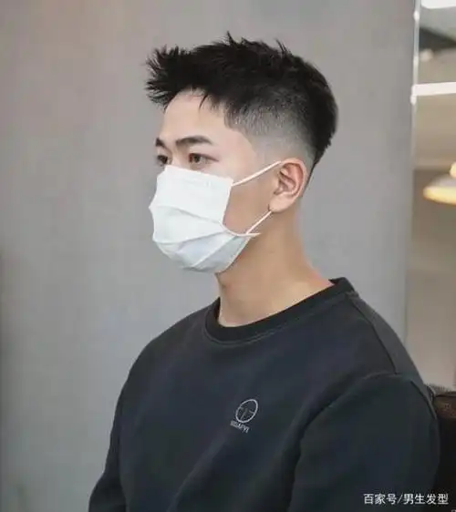 男士短发发型2边剪掉就是帅气(今年最流行的男士发型!两边剃短就对了!