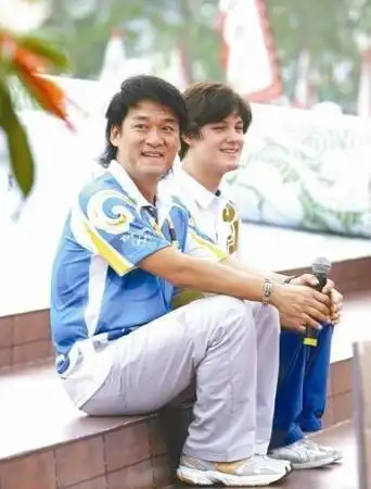 周华健与儿子(资料图)