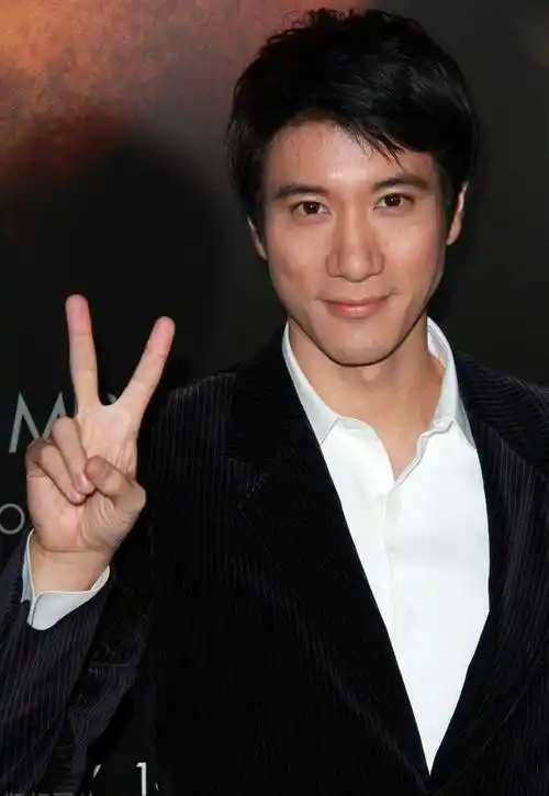 他们曾经都是男神,如今却身材走样,颜值暴跌不敢见人_吴彦祖_王力宏