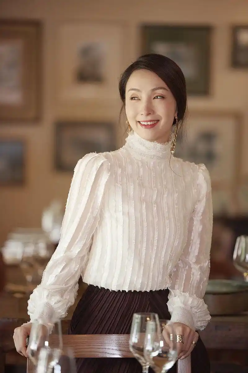 47岁小陶虹曝光生日大片,透视长袖 枣红长裙,尽显女人幸福本色