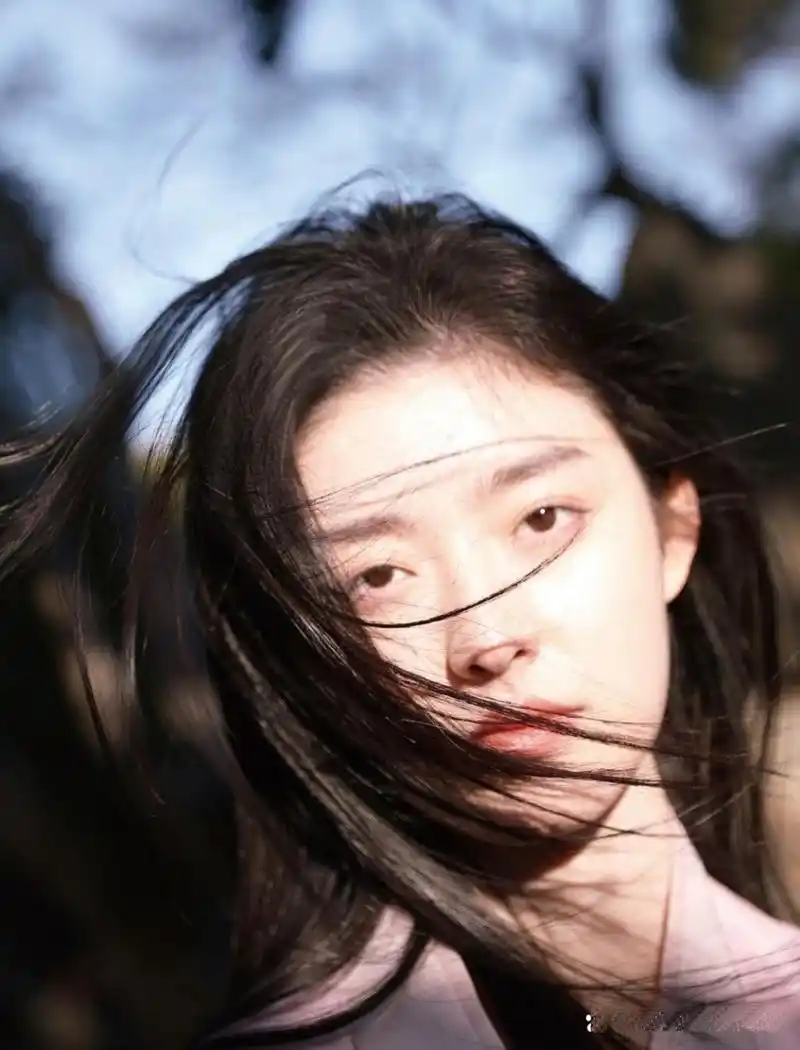 眼神凌厉的小姐姐