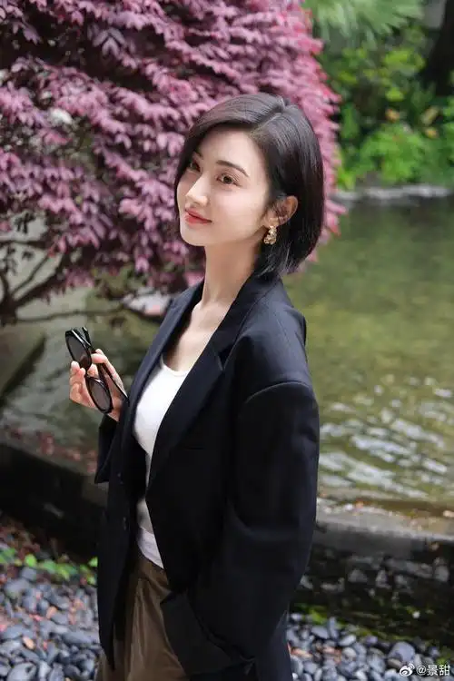 景甜周五营业照短发墨镜黑西装帅气随性