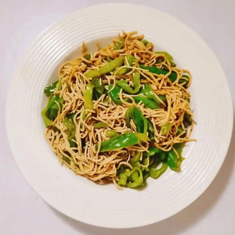 97好吃的青椒炒干丝～3分钟减脂餐 做法: ①准备1个青椒洗净切条