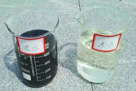 污水处理前后的对比,左边是进入新水质净化中心的污水,右边是经过处理