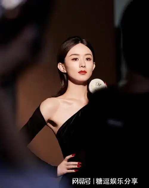 赵丽颖最新活动照好惊艳,双手戴四个戒指贵气十足,钻石头饰抢镜|抹胸