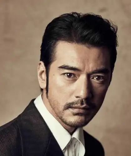 超级大帅哥金城武留胡须尽显熟男魅力