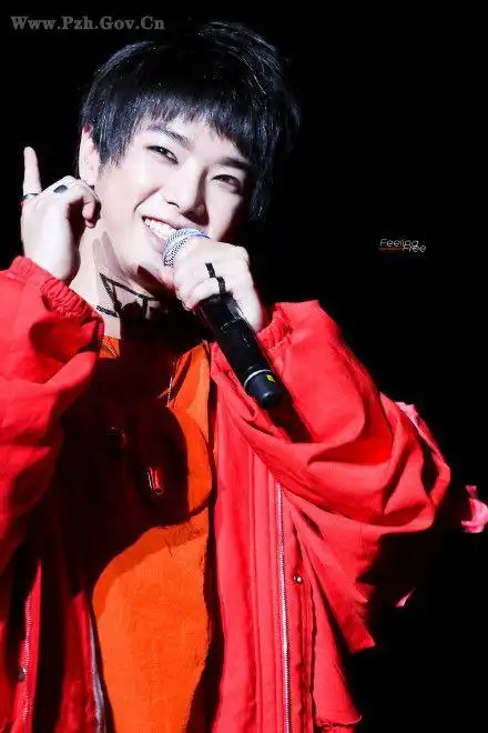 华晨宇浓妆艳抹打扮非主流