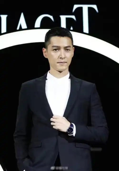 平头 黑西装!胡歌帅气现身笑称:一回来就打工