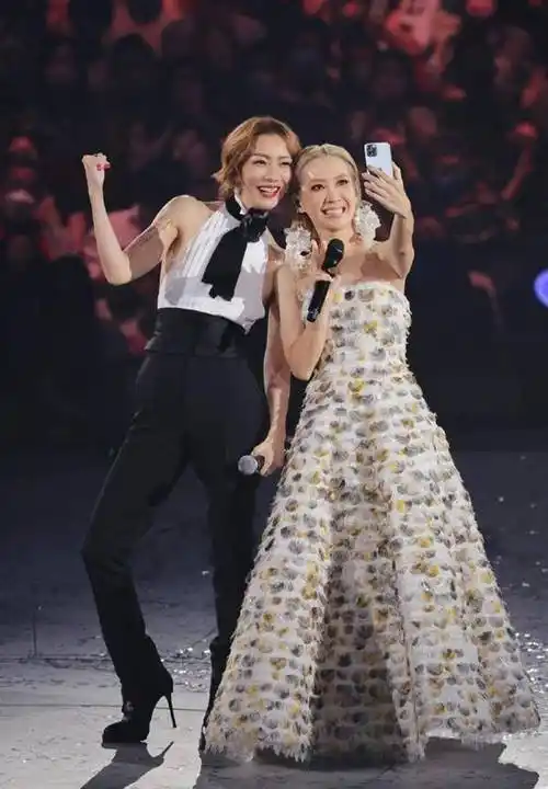 49岁郑秀文瘦太狠认不出!