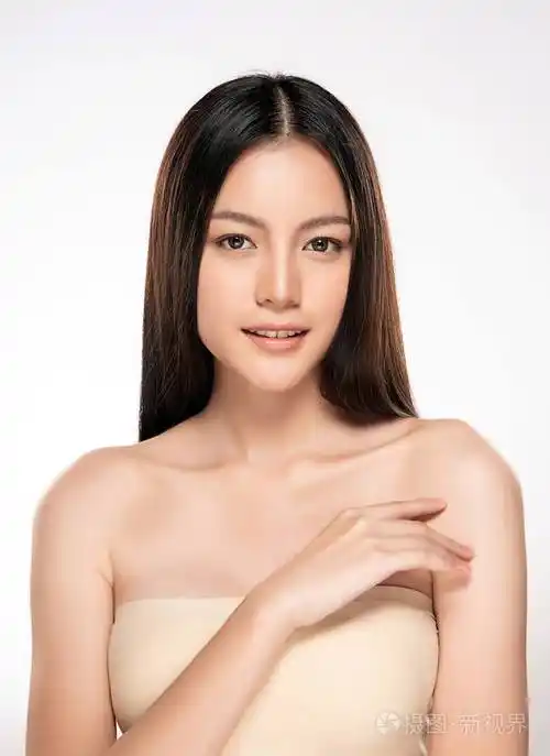 美丽的年轻亚洲女人干净清新的皮肤外观女孩美丽的脸护理面部治疗美容